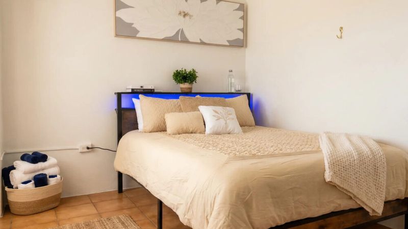 Chic Airport Studio | Reliable Wi-Fi | Solo & Couple Friendly | PR Hub