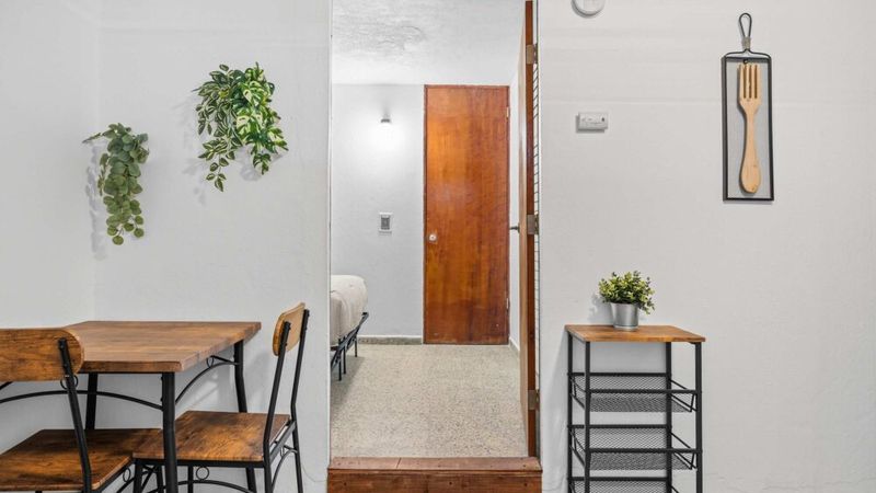 Chic Airport Studio | Reliable Wi-Fi | Solo & Couple Friendly | PR Hub