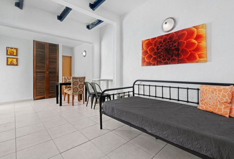 Enjoy the comfort of air conditioning in this modern and stylish studio after exploring the city. The cozy daybed is the perfect spot to relax after a long day of exploring.