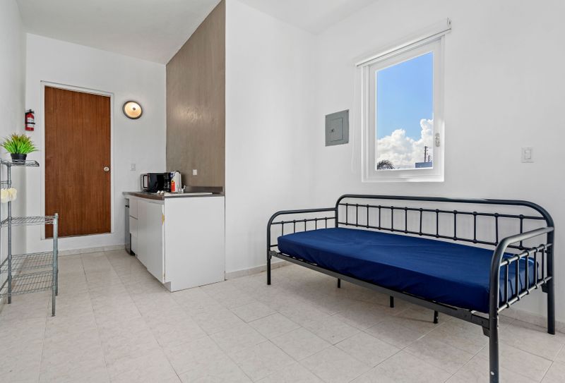 Your complete cozy retreat! This studio offers everything you need for a comfortable stay, featuring a well-appointed kitchenette and a comfortable sleeping area, all in a smartly designed space.