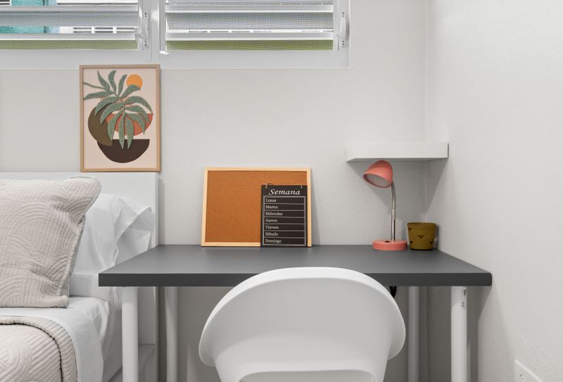 Fast Wi−Fi ready at your own comfortable desk setup.
