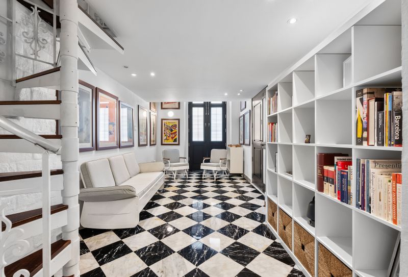Relaxed seating: Comfortable sofa and inspiring art on the wall.