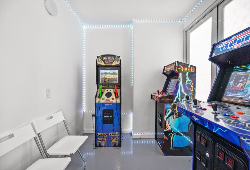 Chic accommodation with three full-size arcades – endless entertainment.