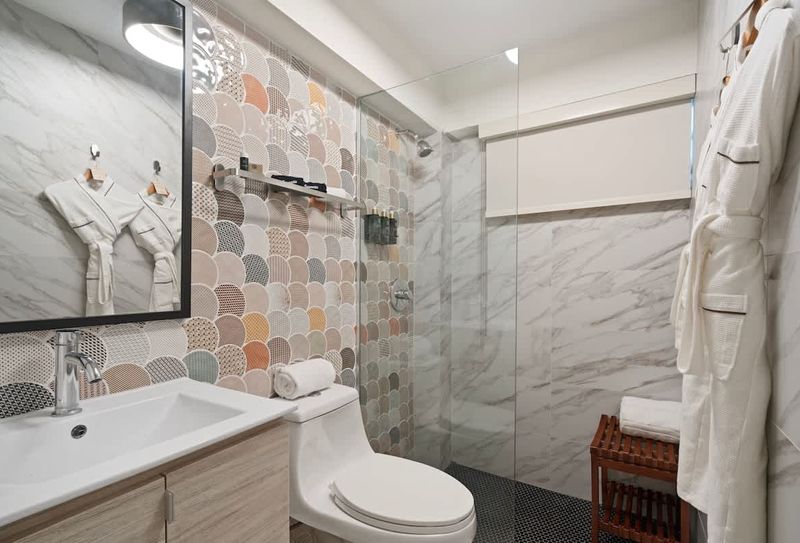 A modern bathroom with shower, bathrobe and a mirror, ideal for a quick and efficient routine.