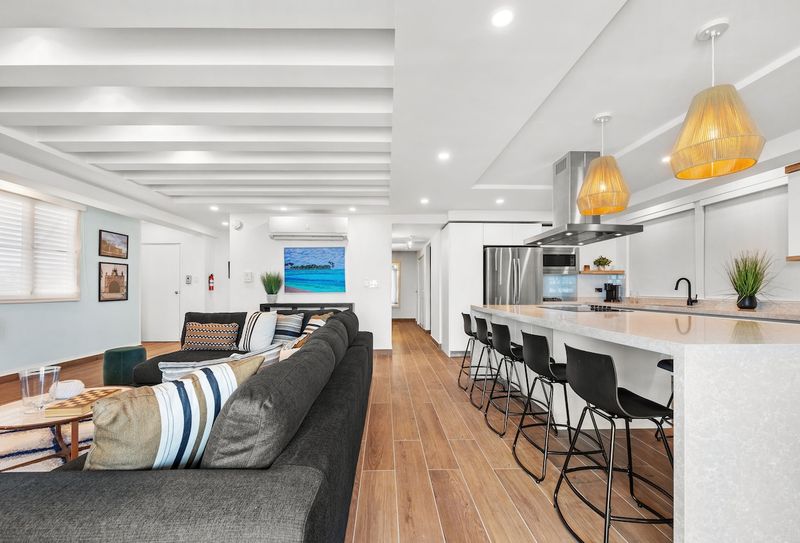 Open-concept living & chef's kitchen – Ocean Park penthouse