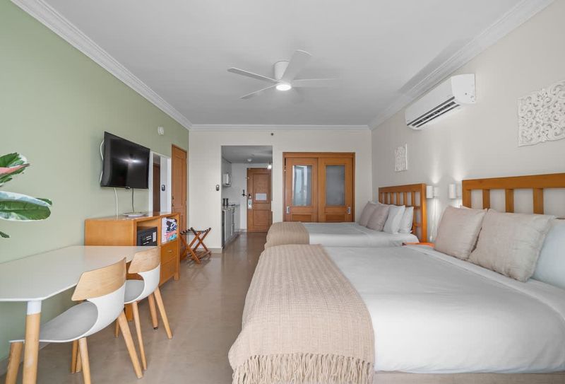 Condado | Beachfront Apartment 5 Perfect for families or friends: two queen-sized beds, individual air conditioning, and a ceiling fan ensure maximum comfort