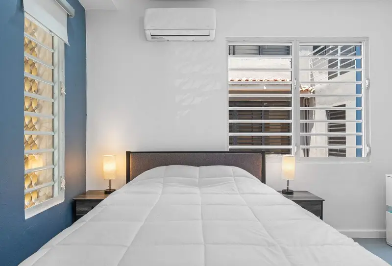 Condado 1BR + Living Room | 6-Min Walk to Beach 4 Queen bed with bedside lamps and city light