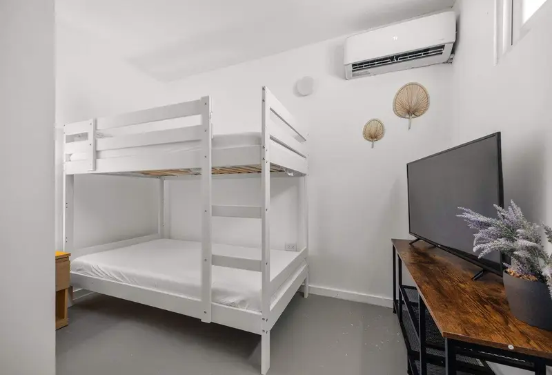 Kids' bunk room with smart TV & A/C in Condado