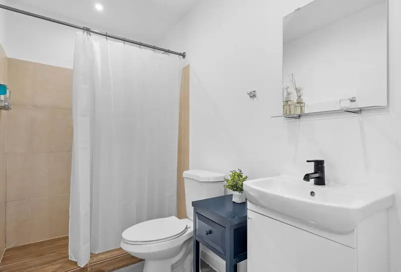 Condado 2BR + 2 Baths | 6-Min to Beach | San Juan 3 Full bathroom 2 – two baths for four guests