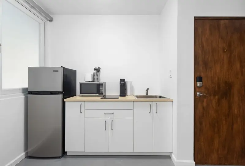 Kitchenette: fridge, microwave, coffee maker & sink