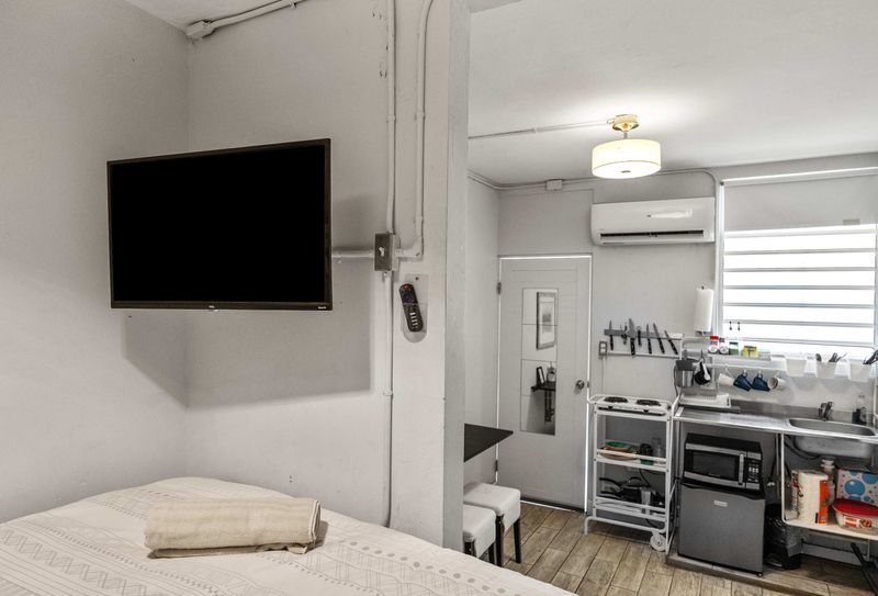 Miramar Cozy Studio 3 TV Digital Channels