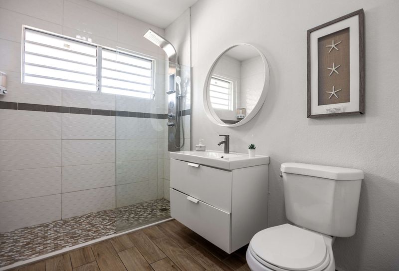 Miramar Groups Apartment 5 Modern bathroom with round mirror