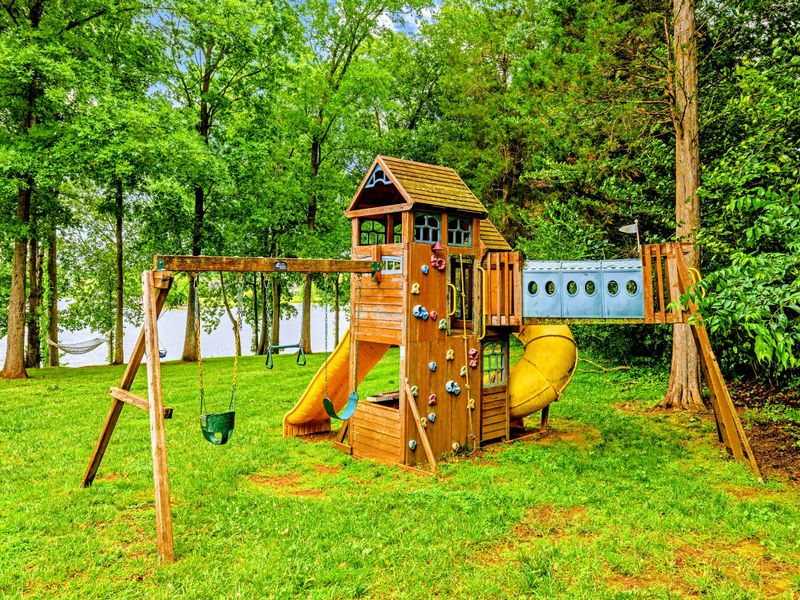 Room to run, play yard games, and soak up the lake setting.