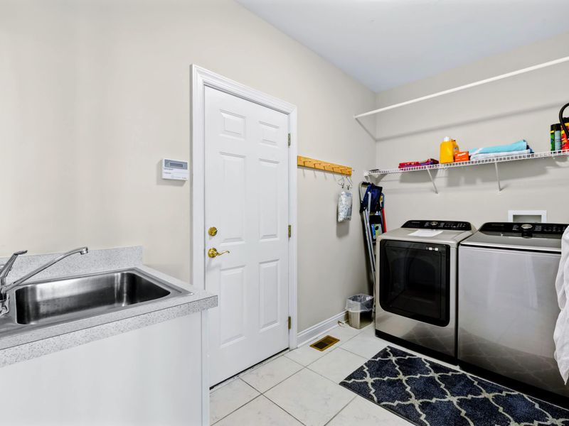 A full-size washer and dryer make longer stays easy, right off the kitchen.