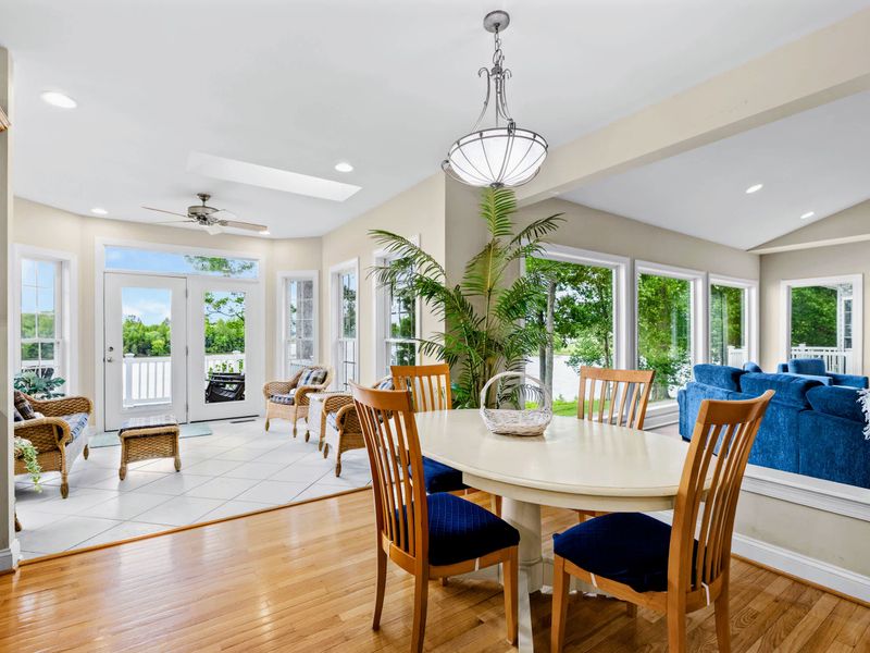 Bright kitchen-side seating with lake views, a relaxed spot for coffee and conversation.
