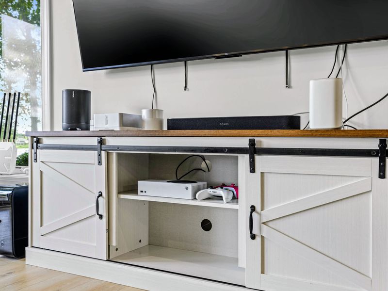 A wet-bar area downstairs keeps drinks and snacks close to the fun.