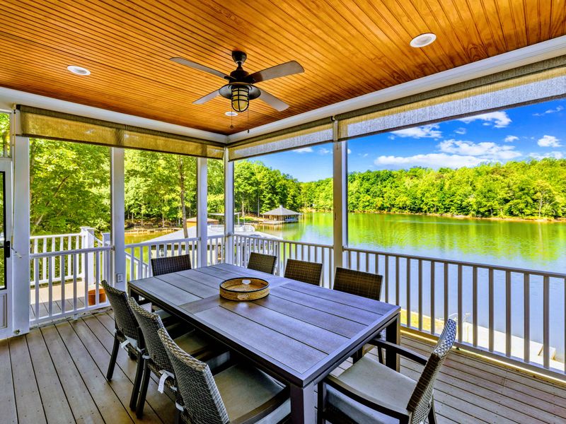 Screened Porch - Gather the whole group for dinner under the ceiling fan with Lake Anna as the backdrop.
