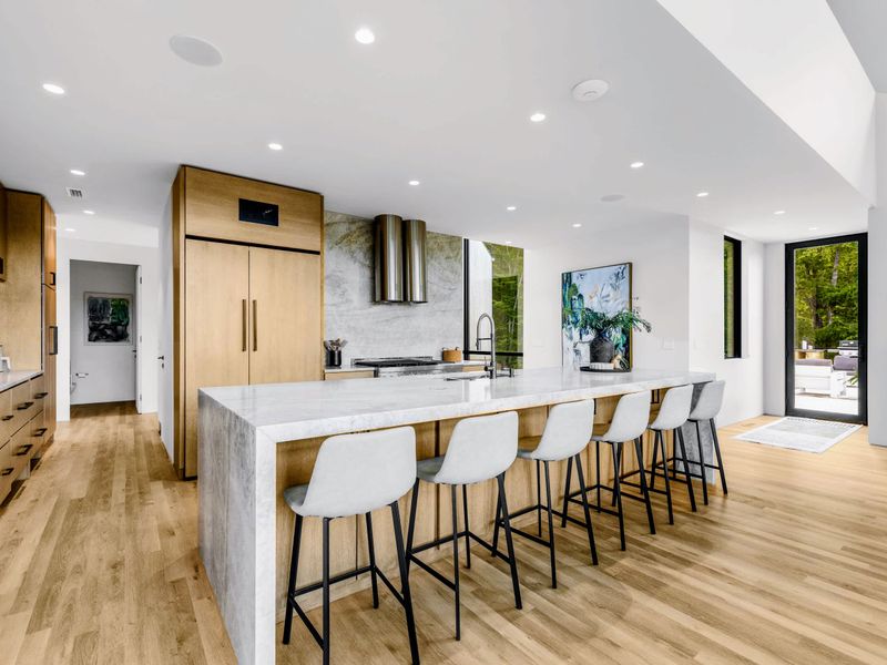 Chef's Kitchen - Counter stools pull up to the island while dinner comes together.