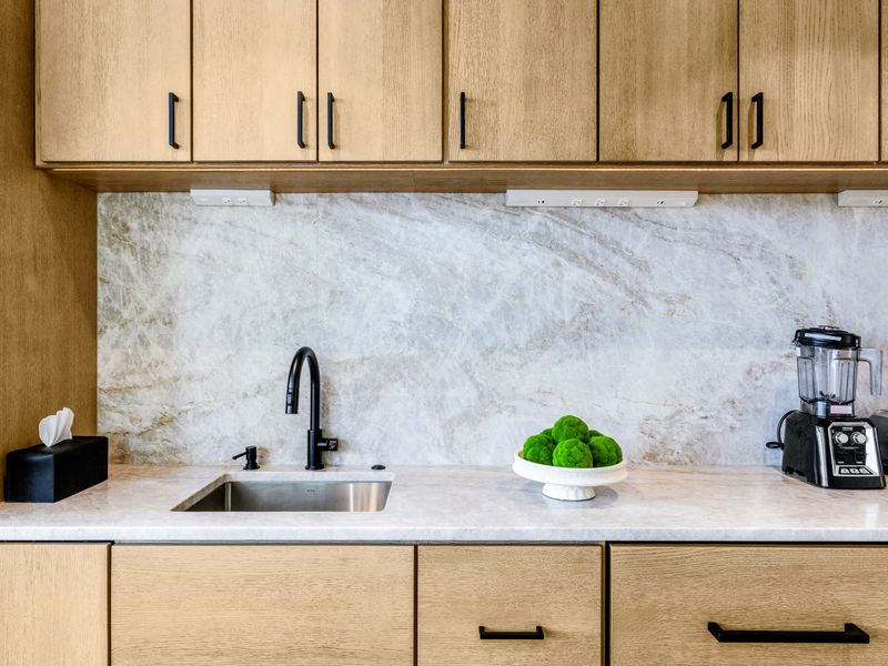 Chef's Kitchen - The coffee and prep station, quartzite backsplash with a blender ready to go.