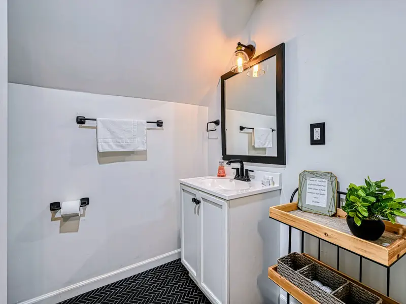 Guest Suite - The suite's full bath keeps the space fully independent and convenient.