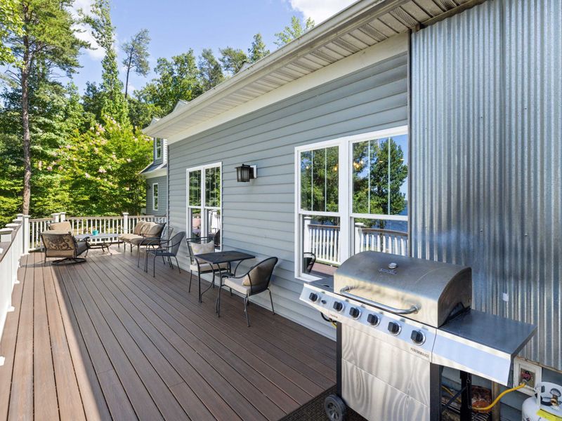 Fire up unforgettable lakeside feasts on our deck, without missing a captivating view of the lake.
