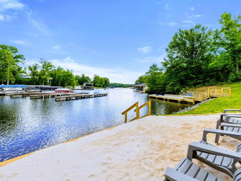 Steps to the Lake, Space to Unwind. With the marina in view and the shoreline at your feet, this spot is all ease, all day.