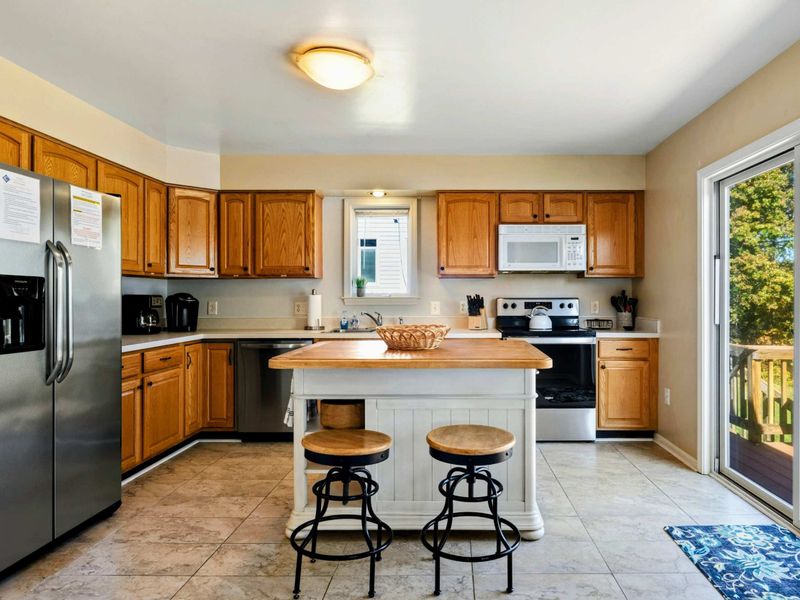 Spacious and fully equipped kitchen with an island and easy access to the outdoor deck