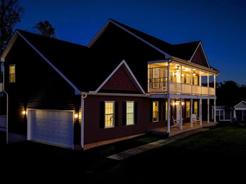 Lakefront Home - Built for the long lake weekend.
