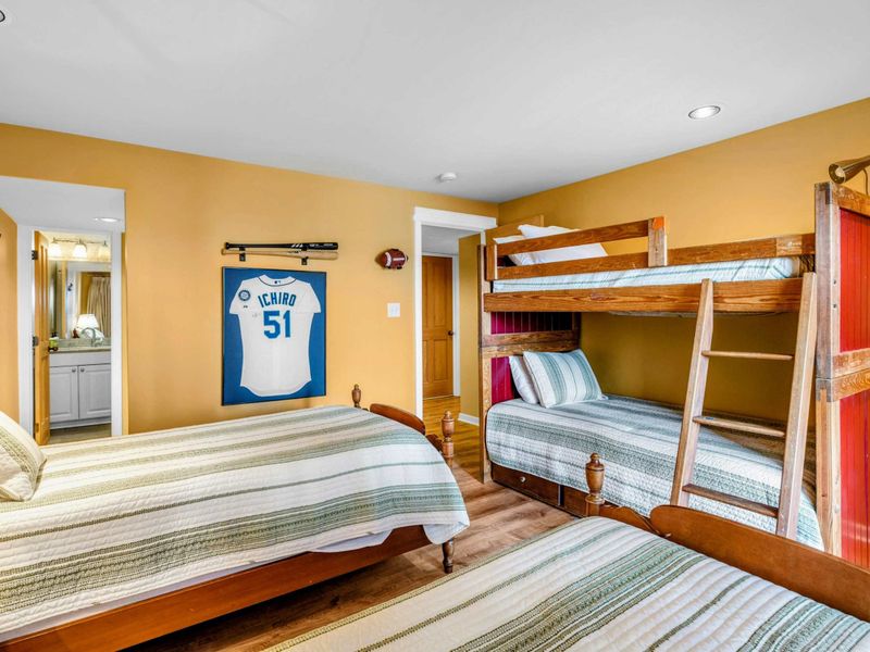 Bedroom 5 with Ensuite, Twin Beds & Bunk Bed - Perfect for families or groups, this bedroom features two twin beds, a bunk bed, and an ensuite bathroom. Cozy and inviting, with plenty of space to relax after a fun day at Lake Anna.