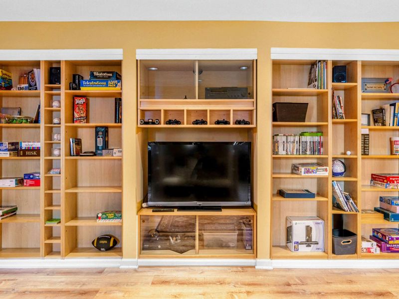 Enjoy endless fun with a large TV, board games, books, and gaming consoles all neatly organized in built-in shelves. Perfect for movie nights, game tournaments, or unwinding after a day on Lake Anna!
