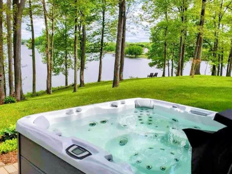 Brand new, huge, 7 person hot tub with gorgeous lake views! Perfect for nighttime hangs and relaxing after a long day in the sun