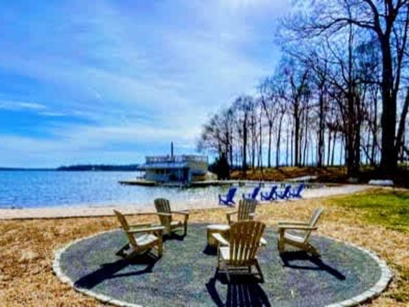 Lakeside fire pit: Gather around the cozy fire pit just steps from the water—perfect for sharing stories, roasting s’mores, and enjoying Lake Anna’s peaceful ambiance.