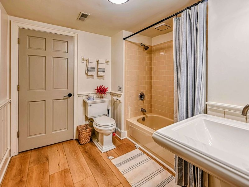 Attached Lower Level Bathroom: Modern fixtures in a private bathroom near the Lake Anna retreat.