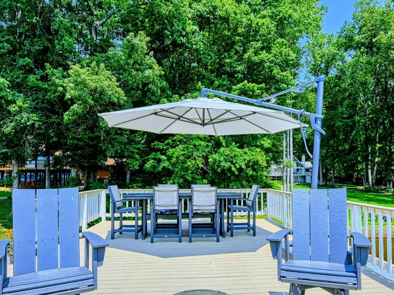 Dock Dining: A spacious dining area on the dock upper deck, ideal for meals and gatherings overlooking Lake Anna.