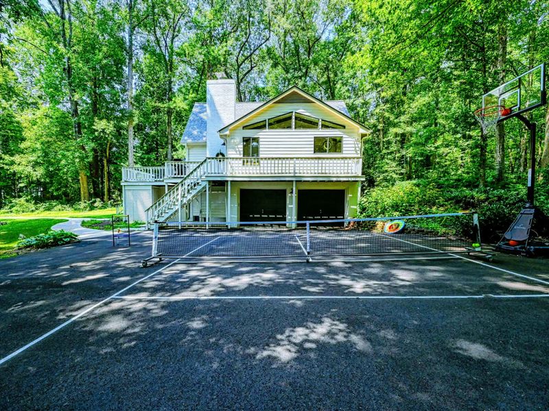 Outdoor Court: A spacious multi-functional court, ideal for pickleball games or other activities, with Lake Anna just beyond.