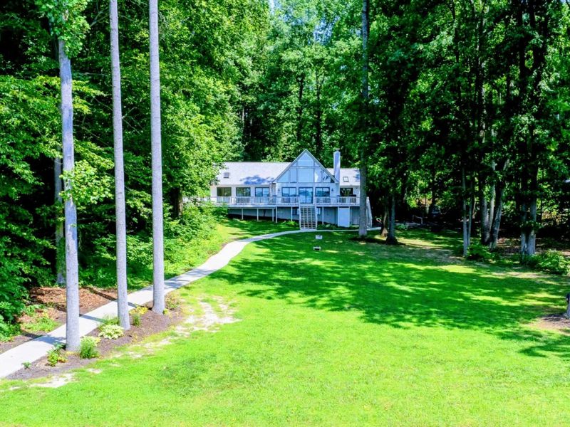 Expansive Lawn: A wide, vibrant green yard ideal for outdoor fun and gatherings near Lake Anna.