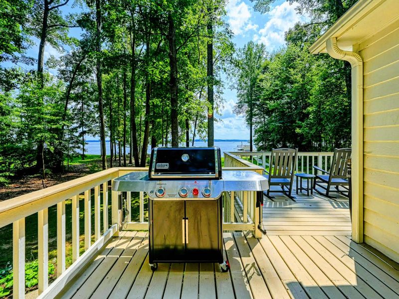 Grill Setup: A modern grill station ideal for creating meals while enjoying Lake Anna views.