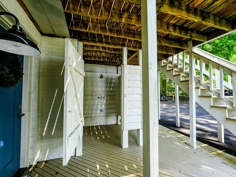 Outdoor Shower: A convenient and private outdoor shower, perfect for rinsing off after a day at Lake Anna.