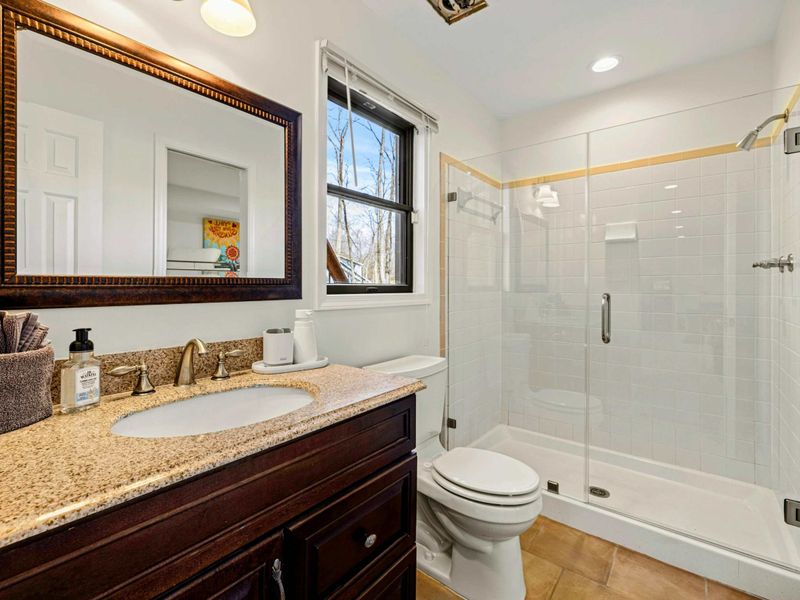 Bright & Clean – A beautifully designed bathroom space.