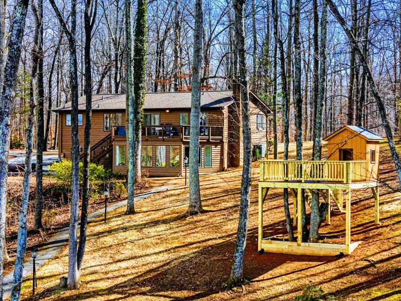 Tree-Lined Views – A private deck surrounded by nature.