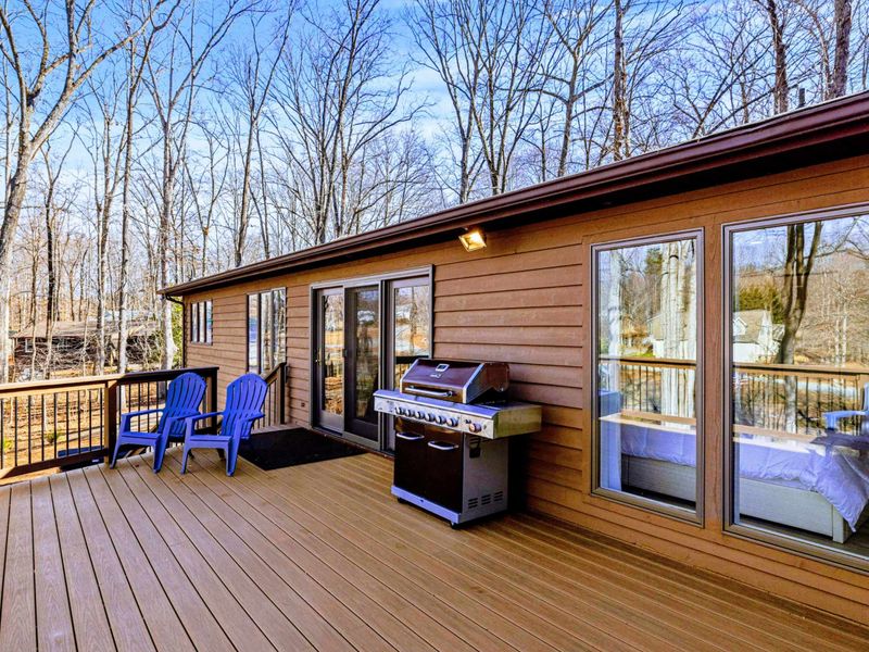 Lakeside Cookout – The perfect spot for BBQs and outdoor gatherings.