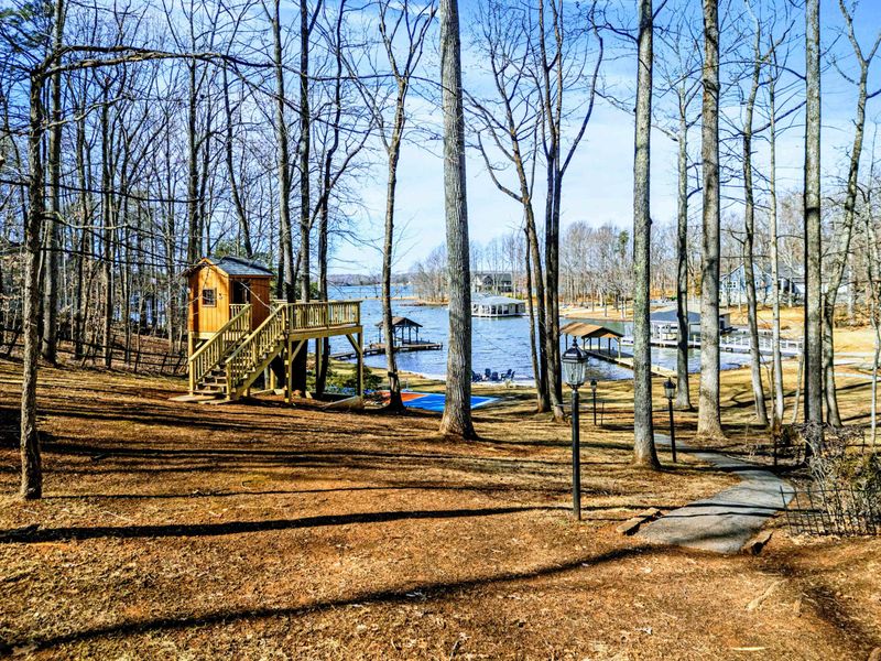 Getaway with a View – Enjoy your relaxing getaway with lakefront scenery.