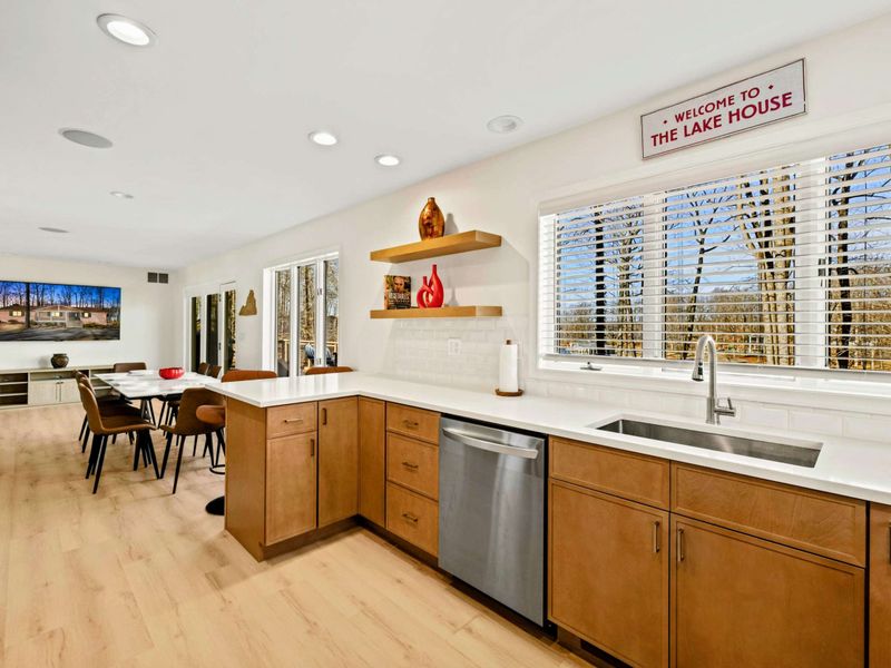 Bright & Sleek – A modern kitchen with high-end finishes.
