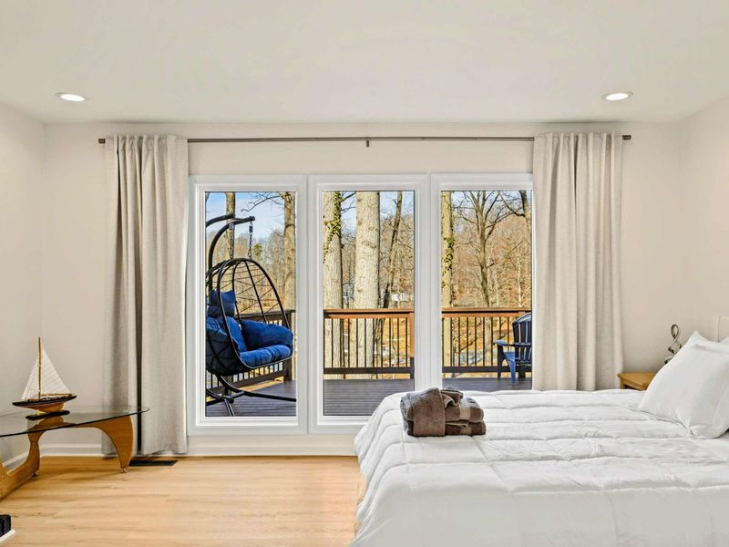 Spacious & Bright – A comfortable sleeping space with modern décor.
