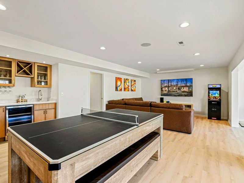 Pool & Ping Pong – Friendly competition with a lakeside touch.