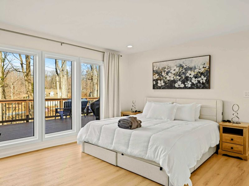 Dreamy Lake Views – Large windows bring nature right inside.