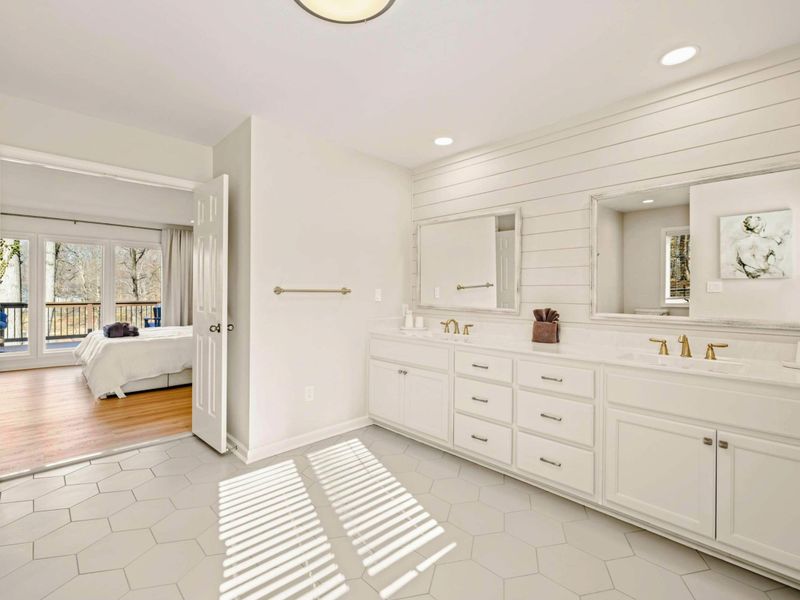 Luxury Bath – A spa-like escape with elegant finishes.