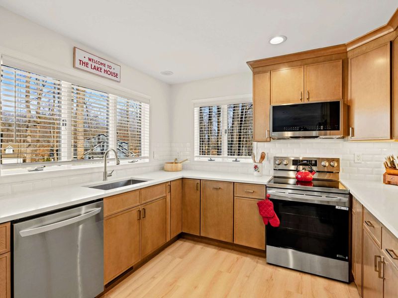 Spacious & Modern – A kitchen built for cooking and entertaining.
