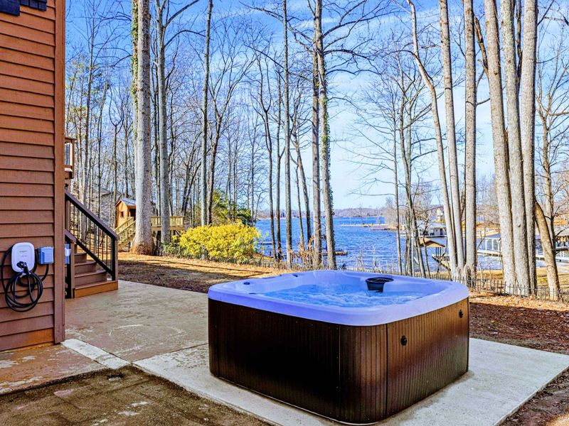 Soothing Hot Tub – Let stress melt away as you soak in this lakeside spa.