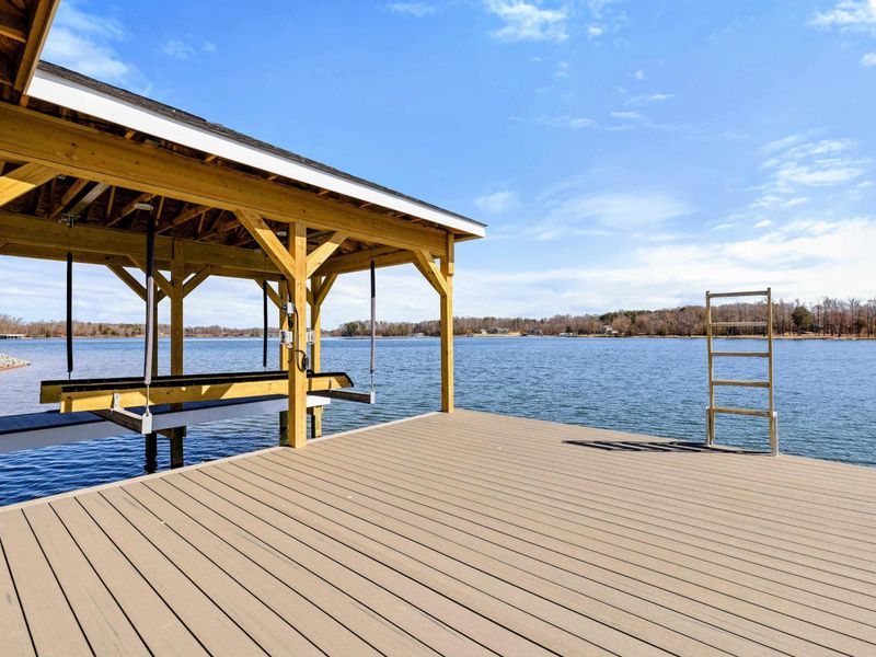 Spacious Dock: Expansive waterfront dock with a built-in ladder, perfect for sunbathing, fishing, swimming, or launching into Lake Anna’s refreshing waters.
